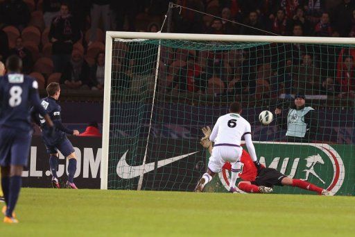 PSG&#039;s Kevin Gameiro (2nd R) scores on January 23, 2013 at the Parc-des-Princes