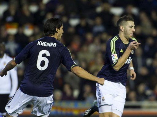 Real Madrid&#039;s Karim Benzema (R) and Sami Khedira celebrate in Valencia on January 23, 2013