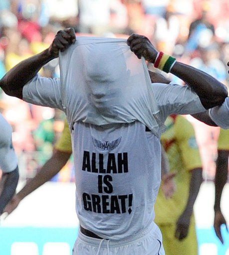 Ghana&#039;s midfielder Mubarak Wakaso (C) celebrates after scoring a penalty against Mali on January 24, 2013