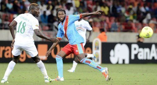 Democratic Republic of Congo&#039;s forward Dieudonne Mbokani (R) clashes with Niger&#039;s defender Koffi Dan Kowa