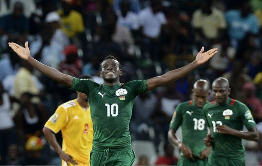 Burkina Faso&#039;s forward Alain Traore (L) celebrates after scoring against Ethiopia in Nelspruit on January 25, 2013