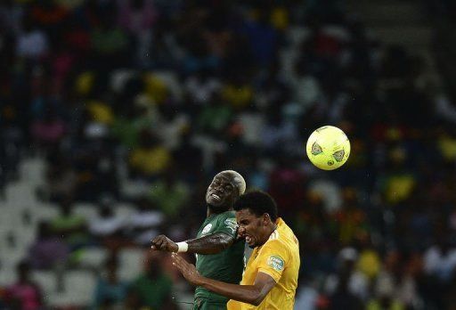 Burkina Faso&#039;s Djakaridja Kone (L) jumps for the ball against Ethiopia&#039;s Addis Hintsa in Nelspruit on January 25, 2013