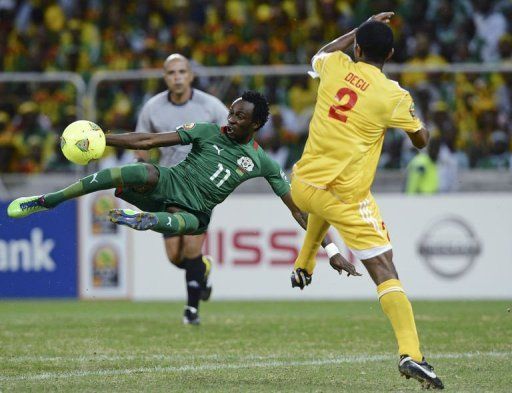 Burkina Faso&#039;s Jonathan Pitroipa (L) shoots past Ethiopia&#039;s Degu Debebe on January 25, 2013 in Nelspruit