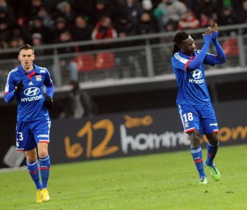 Lyon's forward Bafetimbi Gomis (R) celebrates after scoring in Valenciennes on January 25, 2013