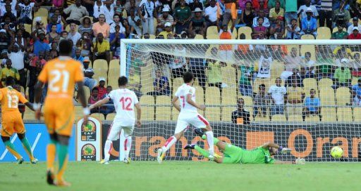 Ivory Coast Midfielder Didier Ya Konan (L) scores against Tunisia in Rustenburg on January 26, 2013