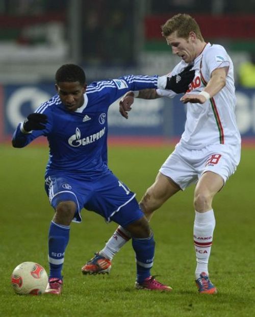 Schalke's striker Jefferson Farfan (L) and Augsburg's midfielder Andre Hahn fight for the ball on January 26, 2013