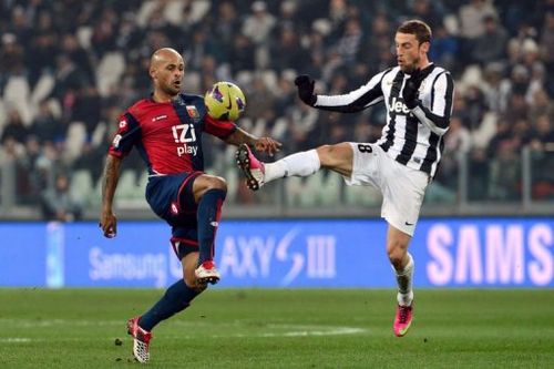 Juventus' midfielder Claudio Marchisio (R) challanges Genoa's forward Ruben Olivera in Turin on January 26, 2013