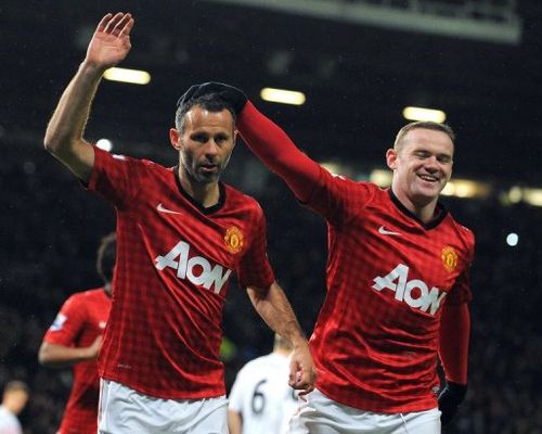 Manchester United's  Ryan Giggs (L) celebrates with Wayne Rooney  January 26, 2013