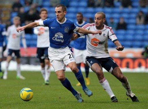 Bolton Wandererers&#039;  Darren Pratley (R) takes on Everton&#039;s  Leon Osman on January 26, 2013