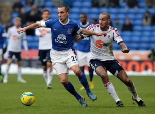 Bolton Wandererers'  Darren Pratley (R) takes on Everton's  Leon Osman on January 26, 2013