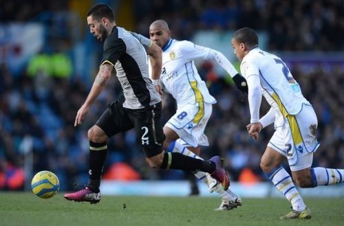 Tottenham Hotspur's Clint Dempsey (L) and Leeds United's Rodolph Austin and Lee Peltier in Leeds on January 27, 2013