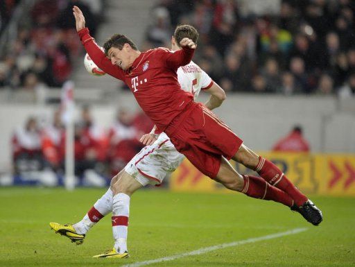 Munich&#039;s Mario Gomez (front) vies for the ball with Stuttgart&#039;s Georg Niedermeier in Stuttgart on January 27, 2013