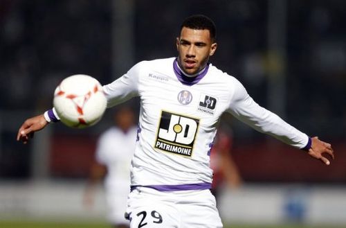 Toulouse's French midfielder Etienne Capoue controls the ball on November 18, 2012 at the Ray stadium in Nice