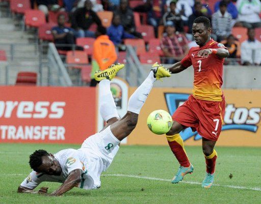 Ghana&#039;s Christian Atsu (R) vies with Niger&#039;s Kourouma Fatokouma in Port Elizabeth on January 28, 2013