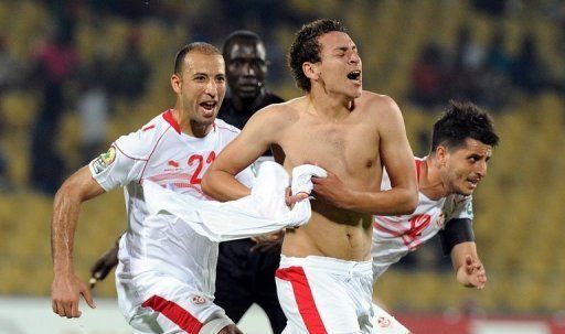 Tunisia&#039;s Youssef Msakni (C) celebrates after scoring a goal during their match against Algeria on January 22, 2013