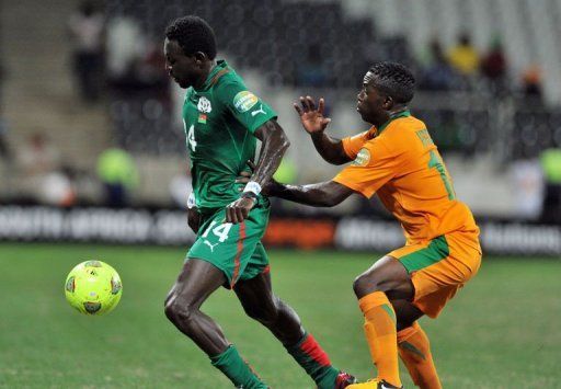 Burkina Faso&#039;s Wilfried Balima (L) vies with Zambia&#039;s Emmanuel Mbola (R) at Mbombela stadium on January 29, 2013