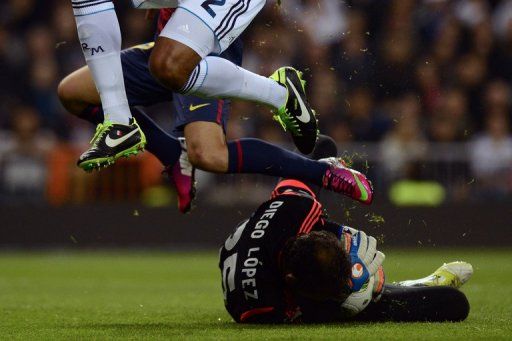 Real Madrid&#039;s goalkeeper Diego Lopez catches the ball at the Santiago Bernabeu stadium in Madrid on January 30, 2013