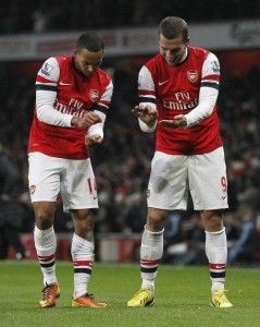 Walcott confirms his approval of signing the contract with a celebration 