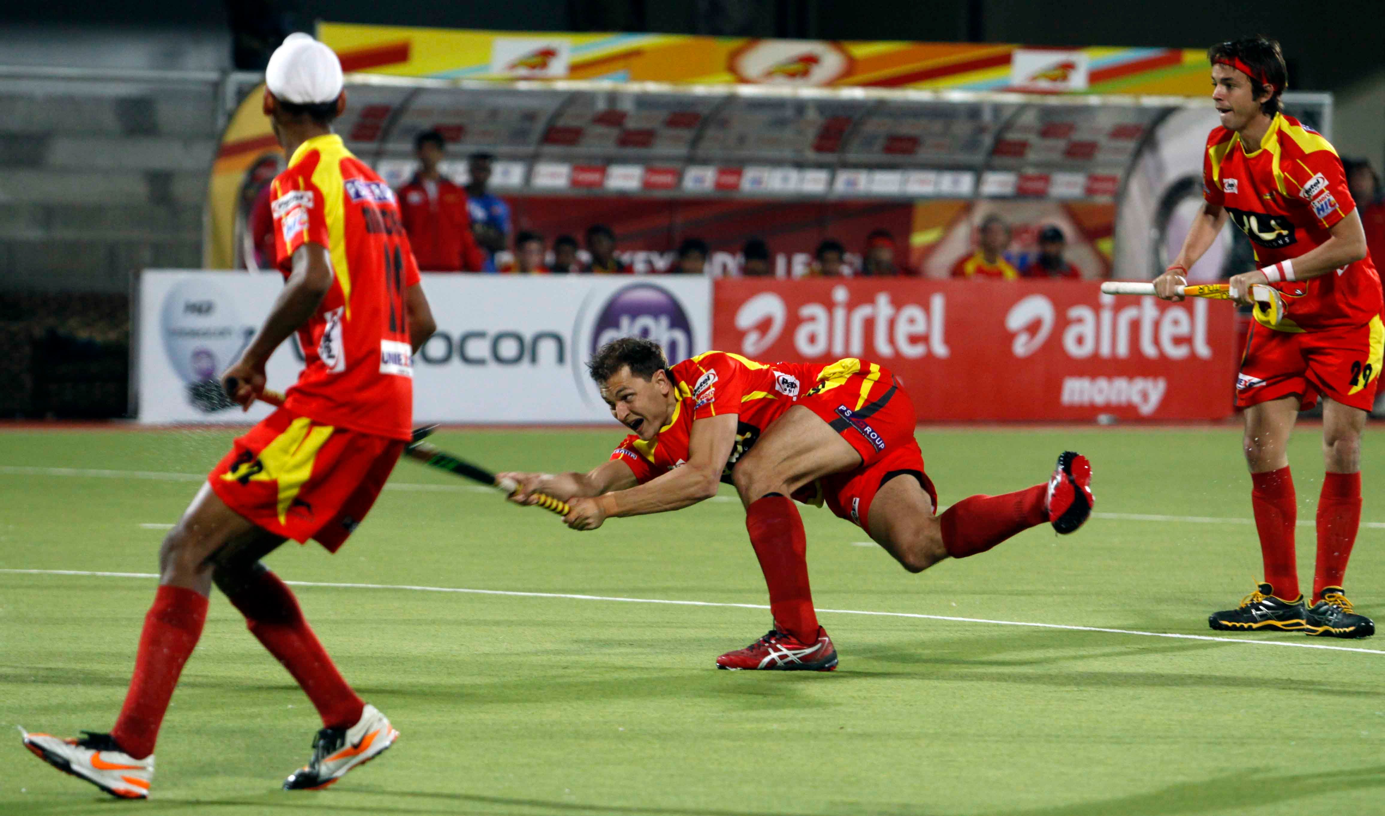 Justin Reid Ross scores the first goal for Ranchi Rhinos as they beat Punjab Warriors at Jalandhar 3-2 on 4th Feb 2013 in the Hero Hockey India League at Surjit Singh Hockey Stadium on Monday.