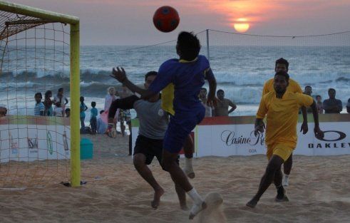 491x313xGoa-United-forward-attempt-to-head-a-ball-into-Santacruz-Cavelossim-goal-during-the-pre-quarterfinals-of-Barefoot-2013-1288203-1024x652.jpg.pagespeed.b.ic.lg2Ta_Hhco