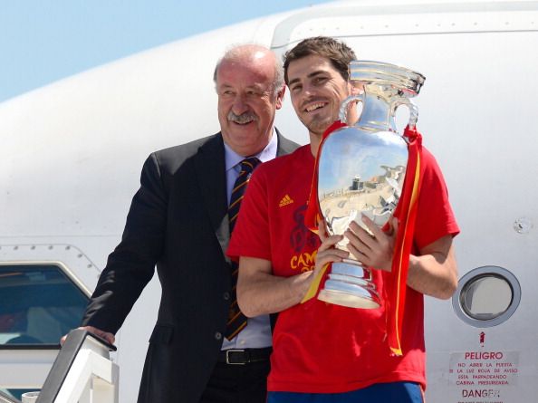 Spain&#039;s coach Vicente del Bosque (L) sta