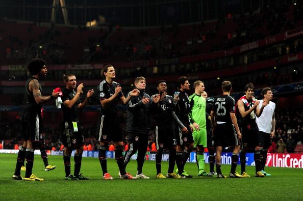 LONDON, ENGLAND - FEBRUARY 19:  Bayern Muenchen players applaud the fans after the UEFA Champions League round of 16 first leg match between Arsenal and Bayern Muenchen at Emirates Stadium 