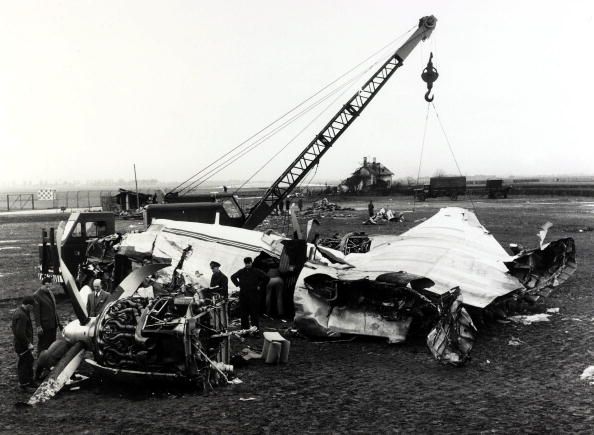 Aviation Disasters. Sport. pic: circa 15th February 1958. The wreckage of the B.E.A. aircraft which had crashed at Munich in which 23 people died, 8 being Manchester United footballers, about to be lifted by crane and removed.