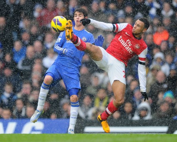 LONDON, ENGLAND - JANUARY 20:  Francis Coquelin of Arsenal challenges Oscar of Chelsea during the Barclays Premier League match between Chelsea and Arsenal at Stamford Bridge