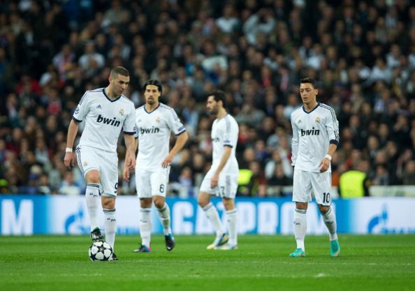 MADRID, SPAIN - FEBRUARY 13: Karim Benzema (L) of Real Madrid stands with the ball ready to resume the game after conceding a goal during the UEFA Champions League Round of 16 first leg match between Real Madrid and Manchester United