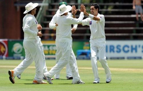 Pakistan's Umar Gul (R) celebrates the wicket of South Africa captain batsman Graeme Smith on February 1, 2013