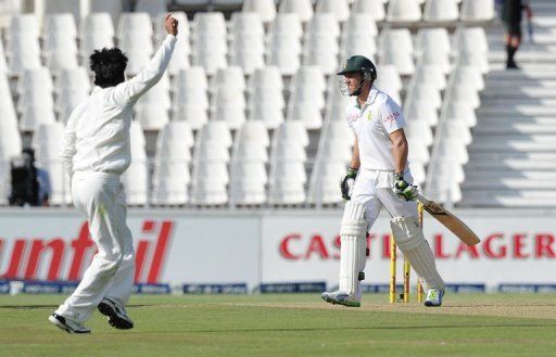 South African AB de Villiers is bowled out by Pakistan&#039;s Muhammad Hafeez in Johannesburg on February 1, 2013