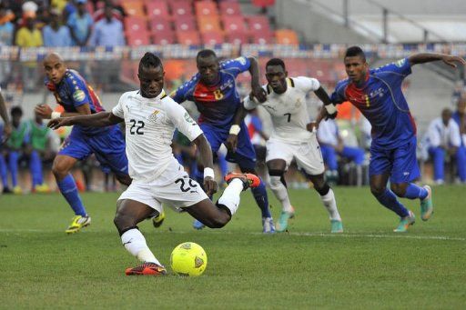 Ghana&#039;s midfielder Mubarak Wakaso (foreground) scores a penalty on February 2, 2013 in Port Elizabeth