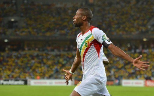 Mali&#039;s midfielder Seydou Keita (R) celebrates after scoring a goal against South Africa on February 2, 2013 in Durban