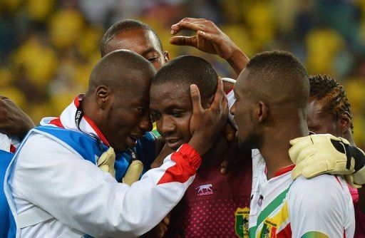 Mali&#039;s goalkeeper Soumbeyla Diakite (C) is congratulated by teammates on February 2, 2013 in Durban