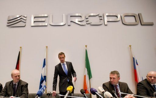 Europol&#039;s chief Rob Wainwright (2nd left) arrives for a press conference in The Hague on February 4, 2013