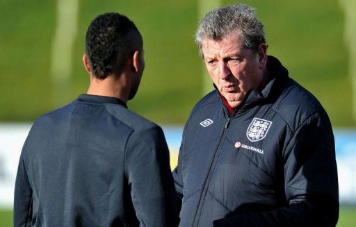 England&#039;s manager Roy Hodgson (R) speaks to Ashley Cole on February 4, 2013