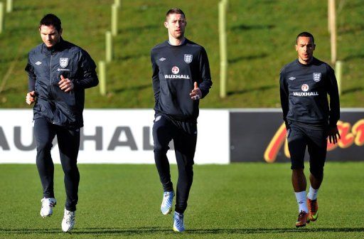 (From L) England&#039;s Frank Lampard, Gary Cahill and Theo Walcott, pictured during a training session, on February 4, 2013