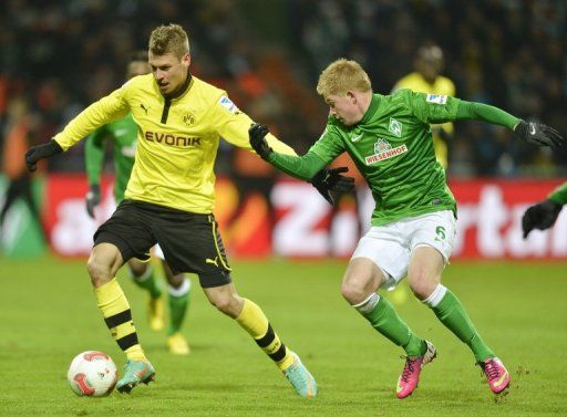 Borussia Dortmund&#039;s Sven Bender (L) holds off Bremen&#039;s Kevin De Bruyne on January 19, 2013