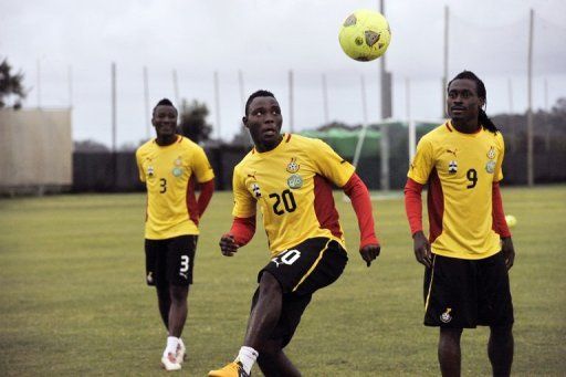 Ghana&#039;s Kwadwo Asamoah (C) pictured with teammates during a training session in Nelspruit on February 5, 2013