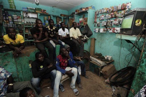 Malian supporters watch  the 2013 African Cup of Nations semi-final match between Mali and Nigeria on February 6, 2013