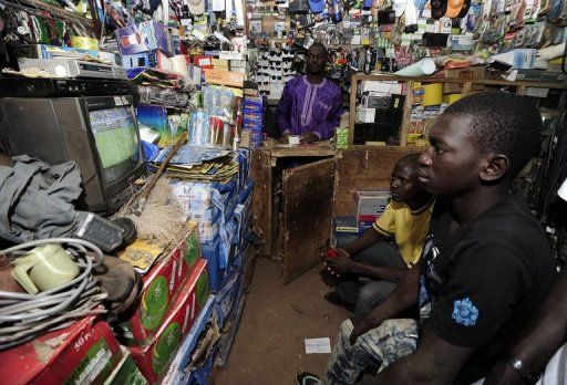 Malian supporters watch  the 2013 African Cup of Nations semi-final match between Mali and Nigeria on February 6, 2013