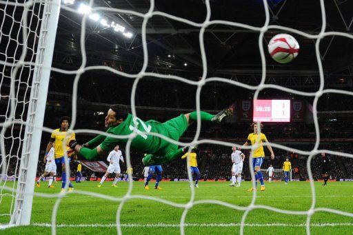 A shot from England&#039;s Frank Lampard goes into the net behind Brazil&#039;s Julio Cesar (L) on February 6, 2013