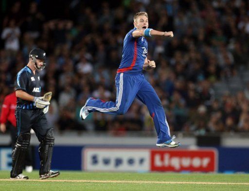 England&#039;s Luke Wright celebrates as New Zealand&#039;s Colin Munro looks on (left) at Eden Park, Auckland on Febuary 9, 2013