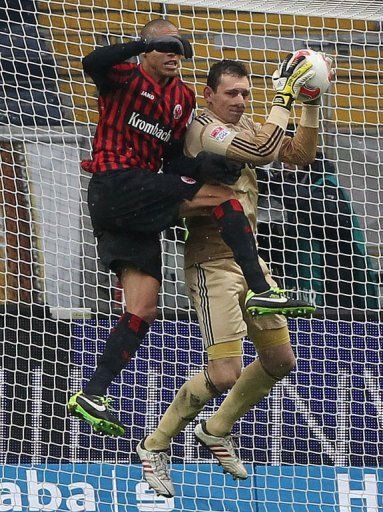 Nuremberg&#039;s Raphael Schaefer (R) and Frankfurt&#039;s Bamba Anderson fight for the ball  in Frankfurt, February 9, 2013