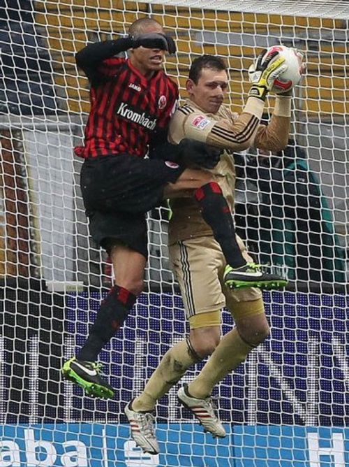 Nuremberg's Raphael Schaefer (R) and Frankfurt's Bamba Anderson fight for the ball  in Frankfurt, February 9, 2013