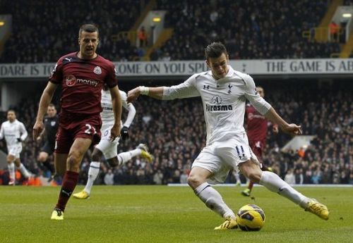 Tottenham Hotspur's midfielder Gareth Bale (R) shoots to score his second goal in London on February 9, 2013