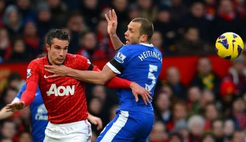 Everton's John Heitinga (R) tangles with Manchester United's Robin van Persie at Old Trafford on February 10, 2013