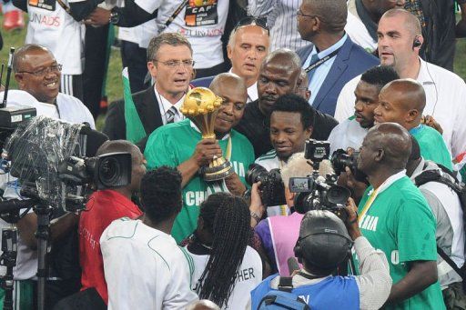 Nigeria&#039;s head coach Stephen Keshi (C) poses with the trophy on February 10, 2013 at Soccer City stadium in Johannesburg