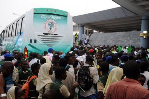 Fans cheers Nigerian football team as they arrive in Abuja on February 12, 2013