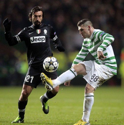 Celtic&#039;s Gary Hooper (R) vies with Juve&#039;s Andrea Pirlo in Glasgow, Scotland, on February 12, 2013